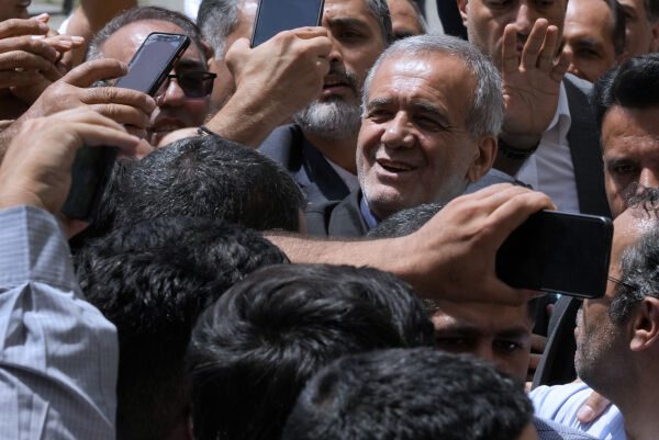 Moderate Pezeshkian vant presidentvalget i Iran