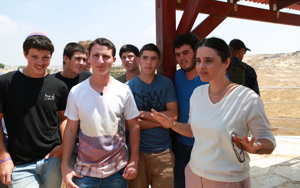 Innenriksminister Ayelet Shaked ønsker å gi mer makt til lokale myndigheter. Her snakker hun med jødiske borgere i Hebron da hun var justisminister i 2016. Arkivbilde.
 Foto: David Michael Cohen/TPS