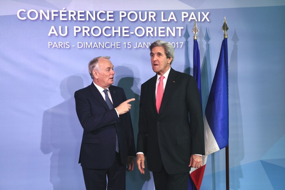 Frankrikes president Francois Hollande og USAs avtroppende utenriksminister John Kerry under fredskonferansen i Paris 15. januar.
 Foto: NTB Scanpix