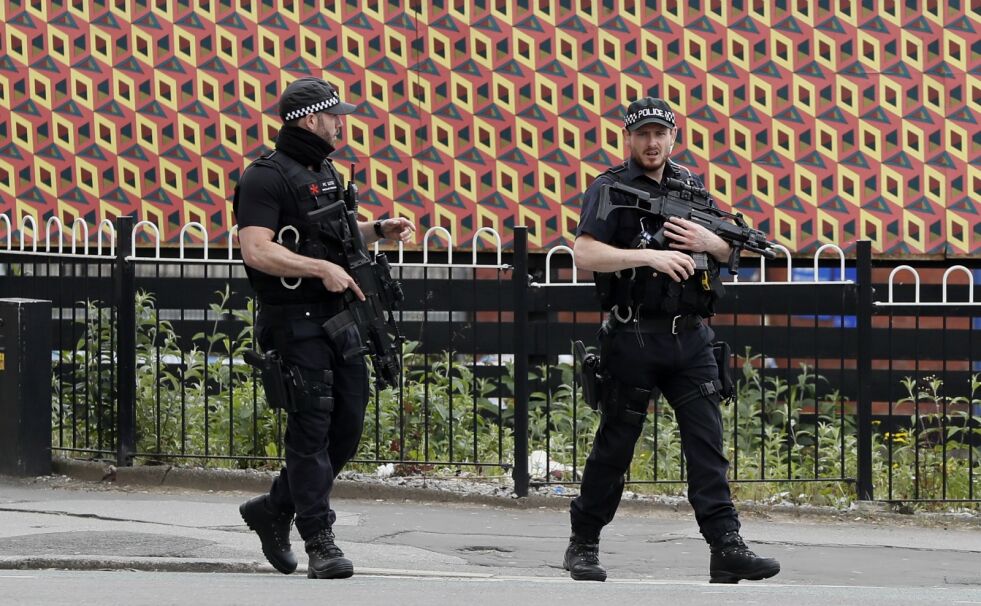 Tungt bevæpnet politi holder vakt ved Victoria Station i Manchester.
 Foto: Kirsty Wigglesworth / AP / NTB scanpix
