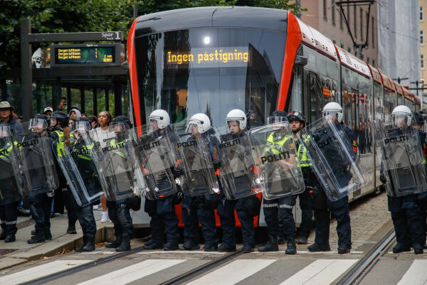 Politiet i Bergen har pålagt demonstrantene å forlate gatene