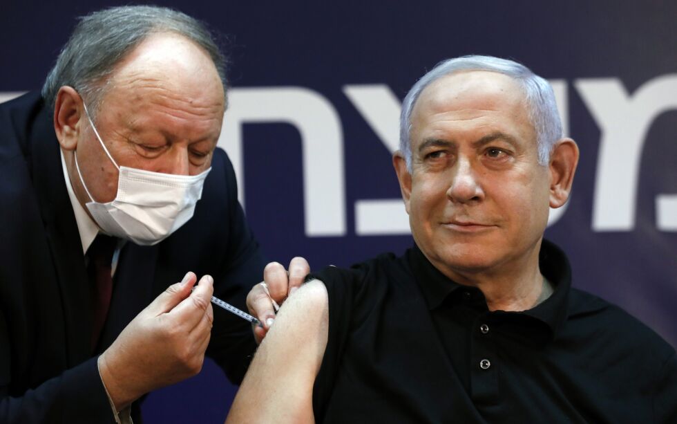 Israels statsminister Benjamin Netanyahu fikk koronavaksine lørdag.
 Foto: Amir Cohen / NTB