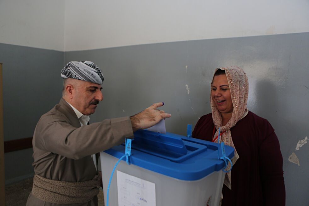 En kurdisk mann avgir sin stemme i folkeavstemningen om løsrivelse fra Irak. Foto: Khalid Mohammed / AP / NTB scanpix