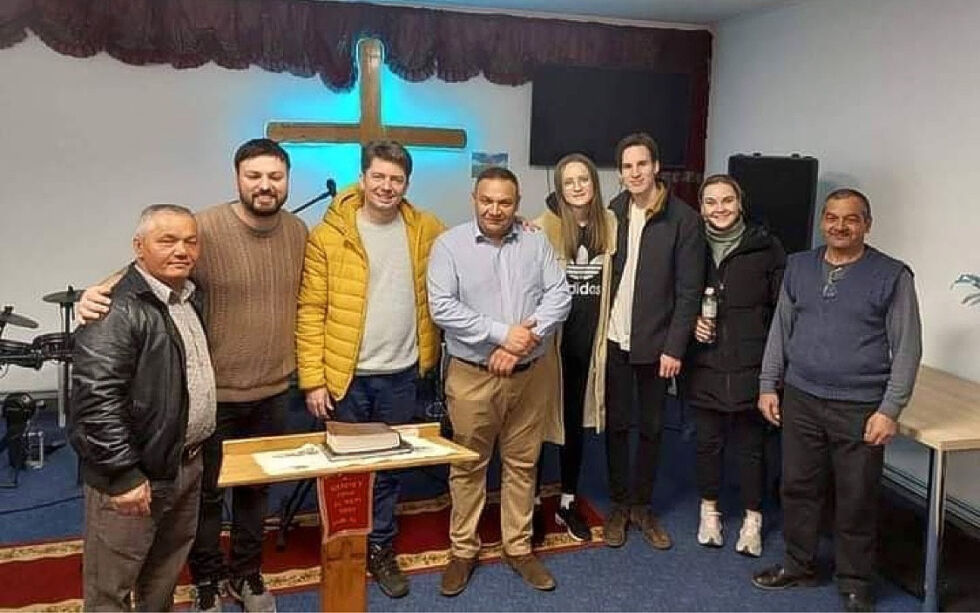 Daniel Haddal, Kirsti Berge, Eivind Røysland og Martine Wroldsen besøkte en menighet i Debrecen i Ungarn der de hadde møter. Flere ble frelst og møtt av Gud midt i krigens elendighet. Her sammen med noen ungarske ledere.
 Foto: Privat