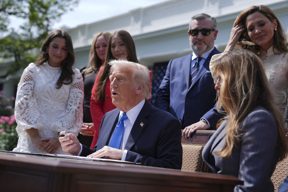 President Donald Trump taler, med førstedame Melania Trump, sittende til høyre.
 Foto: NTB/AP/Evan Vucci