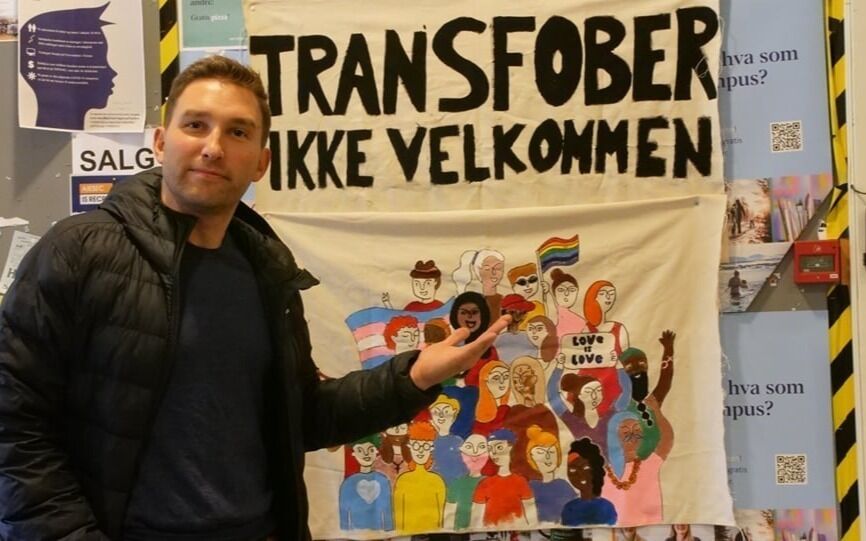 Dette var noe av det som møtte Truls Olufsen-Mehus da han kom til Universitetet i Tromsø. Dette var hengt over plakatene som informerte om foredraget han skal holde om "Født i feil kropp - regnbueideologiens religiøse trekk" fra klokken 17.00-19.00
 Foto: FAKS Tromsø
