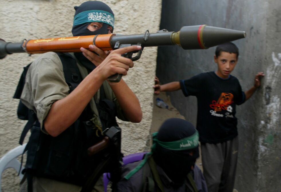 En palestinsk terrorist fra Hamas bærer et antitankvåpen gjennom de trange gangene i på Nord-Gazastripen.
 Foto: Hatem Moussa/NTB Scanpix