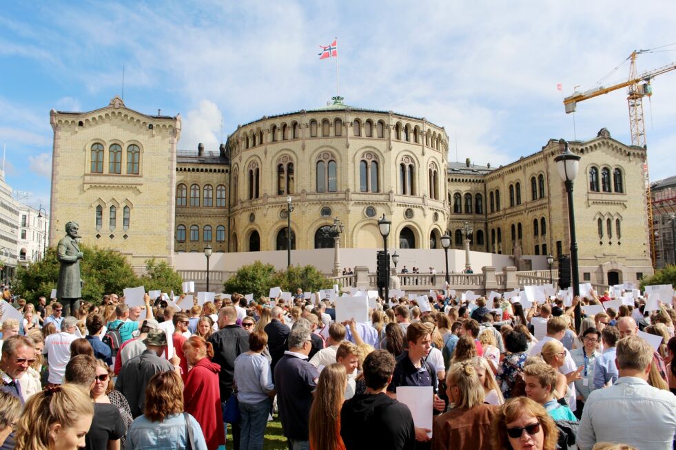 Ifølge en ny rapport er 9.000 mennesker slaver i Norge. Bildet er fra en demonstrasjon mot menneskehandel foran Stortinget i 2015. Foto: Henrik Skolt / NTB scanpix