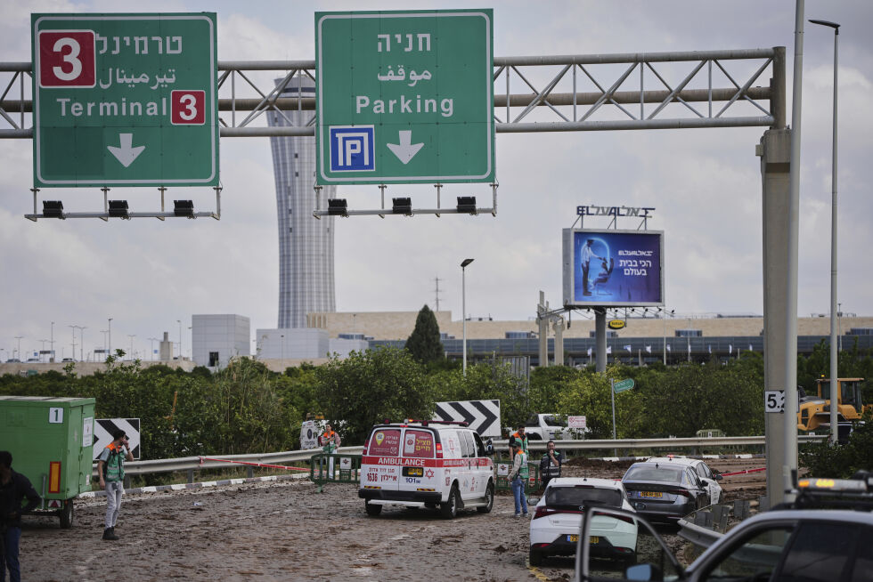 Israelske sikkerhetsstyrker undersøker stedet der prosjektil som ble avfyrt fra Jemen, landet.
 Foto: Ohad Zwigenberg / AP / NTB