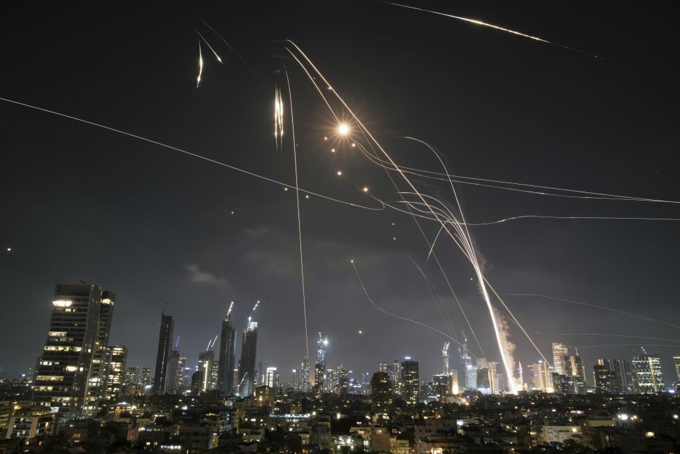 Israels luftforsvar i aksjon over Tel Aviv fredag kveld.
 Foto: NTB / AP / Leo Correa