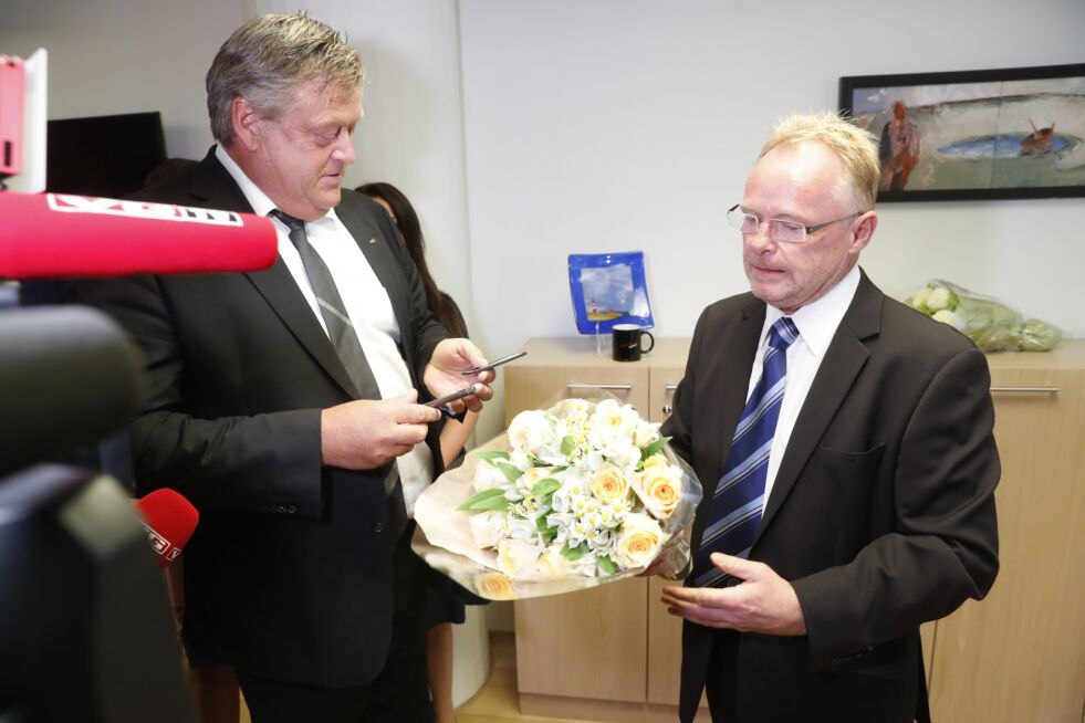 Avtroppende fiskeriminister Per Sandberg overleverte nøkkelen til påtroppende statsråd Harald Tom Nesvik. Foto: Cornelius Poppe / NTB scanpix