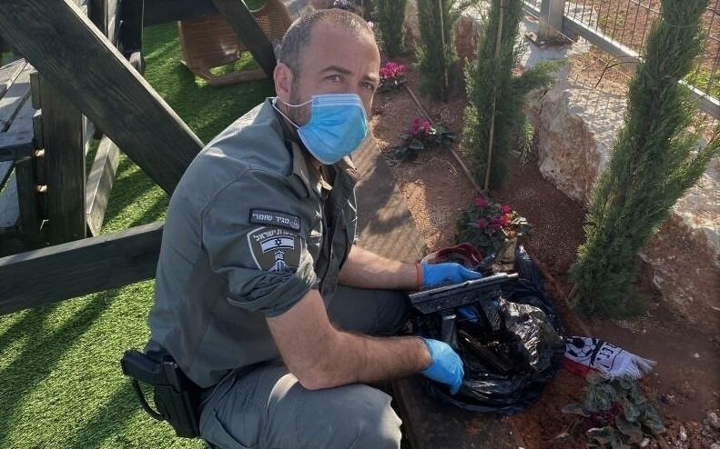 Her har det israelske politiet gjort beslag av ulovlige våpen som ble gjemt i et blomsterbed i den arabiske sektoren nord i landet.
 Foto: Det israelske politiet / TPS