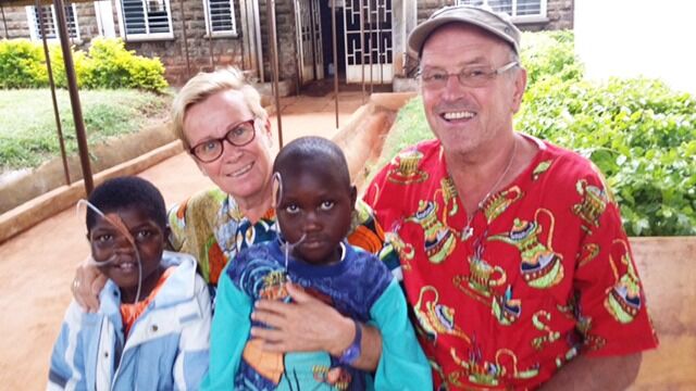 Takknemlige: Anne Marie og Bjørn Pettersen har opprettet et fond for å hjelpe afrikanske barn som ikke får gått på skole, samt afrikanere som trenger livsnødvendige operasjoner. Øygospel-kollekten kommer godt med. Foto: Privat.