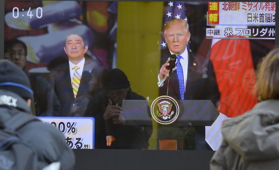 Den japanske statsministeren Shinzo Abe (t.v.) kalte Nord-Koreas rakettoppskyting "fullstendig uakseptabel" på en pressekonferanse sammen med Donald Trump.
 Foto: Yoshitaka Sugawara / Kyodo News / AP / NTB scanpix