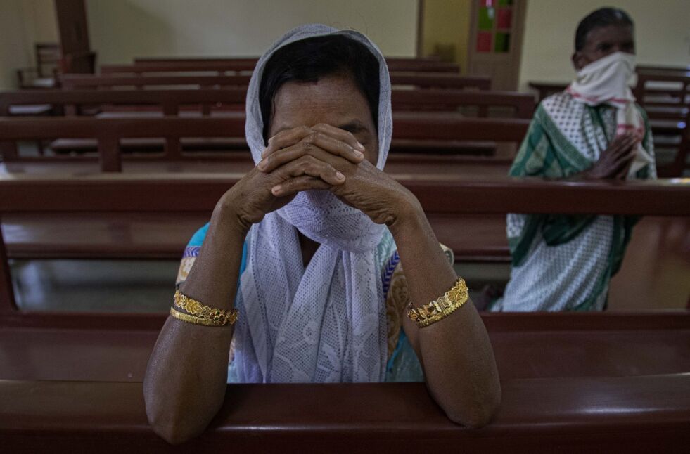 INDIA: En indisk kvinne var blant de få deltakerne på en påskegudstjeneste i Gauhati i India første påskedag.
 Foto: Anupam Nath / AP / NTB scanpix