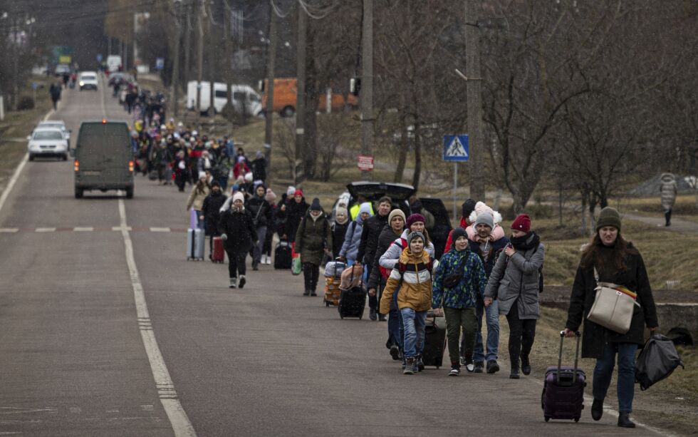 Flyktninger på veien mellom byene Lviv og Shehyni i Ukraina.
 Foto: Marc Sanye / AP / NTB