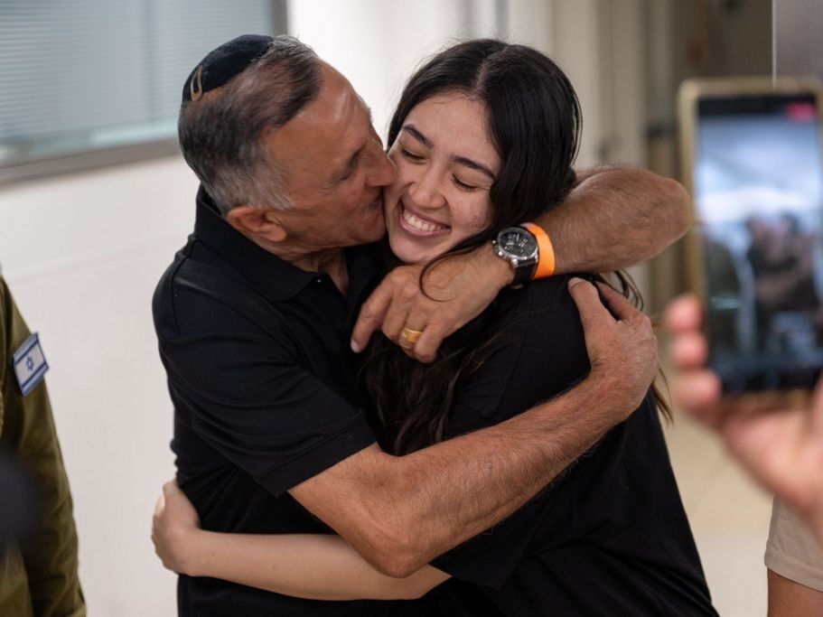 Noa Argamani lykkelig gjenforent med faren Yakov på bursdagen hans, 8. juni.
 Foto: IDF Spokesperson's unit