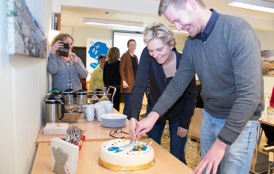 Prosjektleder Søren Nielsen (t.h) og Himla bra- redaktør Merete Føyen Arnevåg spretter kaken for å feire lanseringen av den nye ressursbanken.
 Foto: Ingunn Marie Ruud, KPK