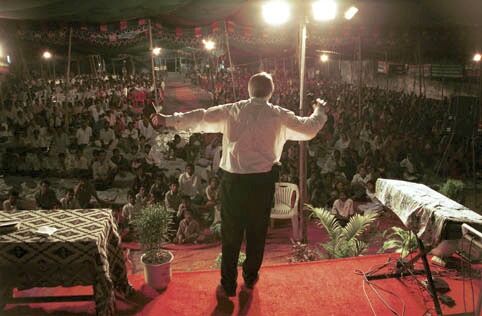 TIL JORDENS ENDER: Svein-Magne Pedersen har forkynt på kampanjer i en rekke land, som her i India i 2001.
 Foto: MJL