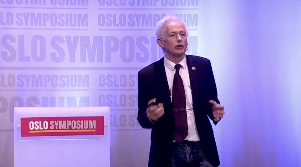 Toppjurist og tidligere politisjef og advokat Ragnar Hatlem på Oslo Symposium.
 Foto: Skjermdump Youtube