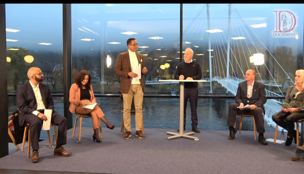 Drammen: Forrige lørdag var det dialogmøte mellom SIAN og Muslimsk dialogforum etter initiativ fra Yousuf Gilani, tidligere varaordfører i Drammen (nr. 2 fra v.).
 Foto: Skjermdump: Document.no