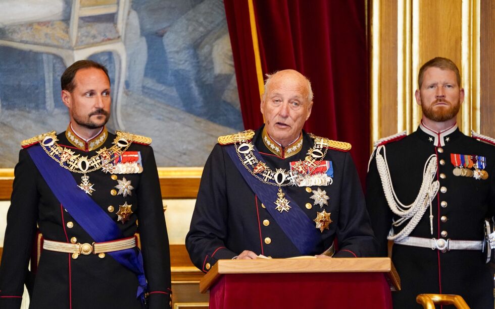Kong Harald leser trontalen under den høytidelige åpningen av Stortinget. Kronprins Haakon til venstre.
 Foto: Torstein Bøe / NTB