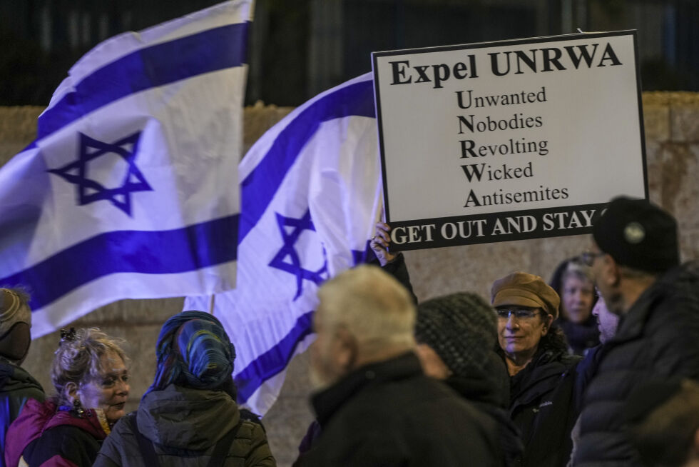Israelere protesterer mot UNRWA i Jerusalem 5. februar 2024.
 Foto: AP Photo/Mahmoud Illean/NTB.