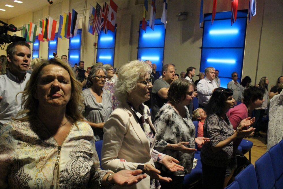 Sterkt nærvær: Mange søkte Gud under møtene hos Visjon Norge med kanadiske John Arnott.
 Foto: Eli Bondlid