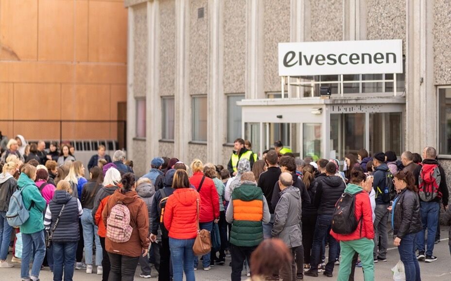 LANG KØ: Hver mandag venter 400 trengende i kø utenfor Filadelfiakirken Drammen for å få mat.
Foto: Filadelfiakirken Drammen