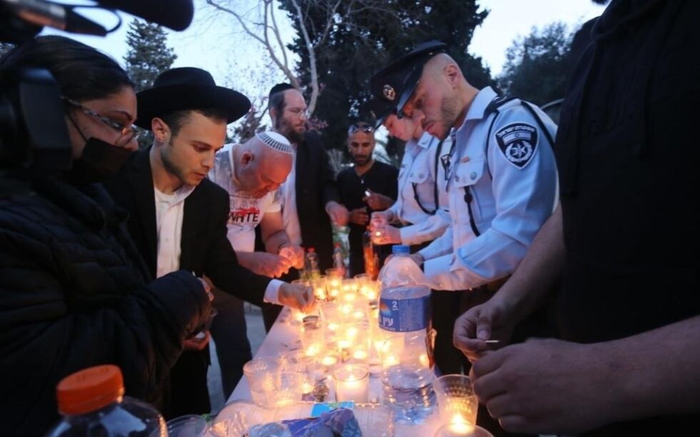 Familie og venner til Amir Khoury kom i begravelsen hans på militærkirkegården i Nof Hagalil for å hedre hans minne. Den kristne arabisk-israelske politimannen skjøt den arabiske terroristen i terrorangrepet i Bnei-Brak forrige tirsdag, men ble selv drept i skuddvekslingen.
 Foto: Eitan Elhadez-Barak/TPS