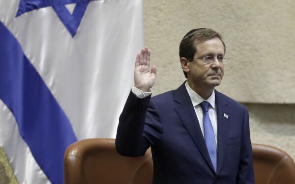 Israels president får tredje vaksinedose