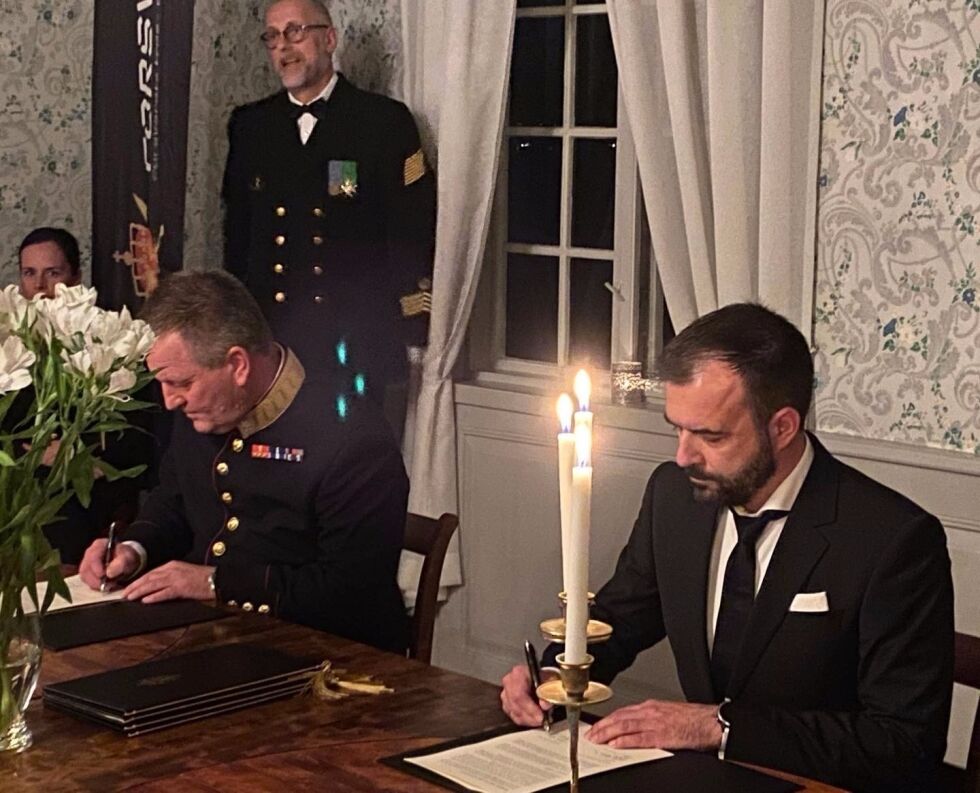 Den ferske samarbeidsavtalen mellom Forsvaret og Pinsebevegelsen ble signert fredag på Hoel Gård ved Mjøsa.
 Foto: Facebook / Øystein Gjerme