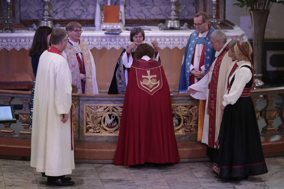 Den norske kirkes nye biskop i Oslo, Kari Veiteberg, vigsles i Oslo domkirke. Foto: Lise Åserud / NTB scanpix