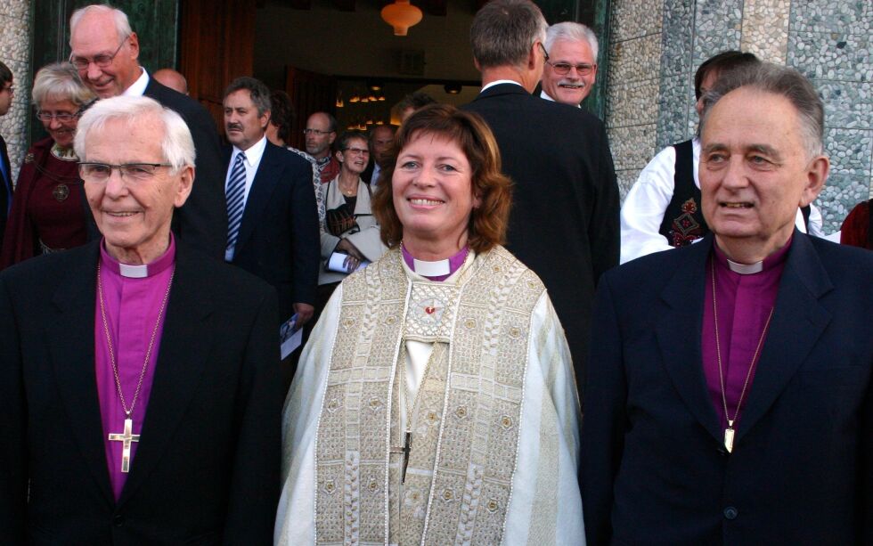 Ole Nordhaug til venstre på dette bildet tatt i 2008, da Odd Bondevik gikk av og Ingeborg Midttømme ble vigslet til biskop i Molde.
 Foto: Kjell Herskedal / NTB