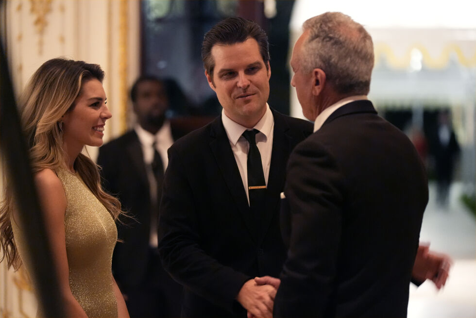 Robert F. Kennedy Jr., til høyre, snakker med Matt Gaetz og Ginger Luckey Gaetz før påtroppende president Donald Trump taler.
 Foto: NTB/AP Photo/Alex Brandon