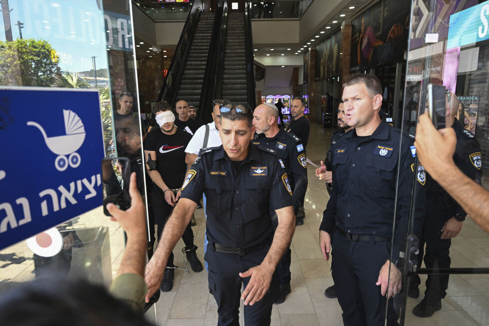 Politiet omtaler angrepet på kjøpesenteret i Karmiel 3. juli som et mulig terrorangrep.
 Foto: NTB/AP/Rami Shlush