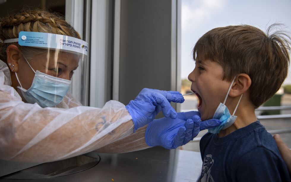 En helsearbeider koronatester et barn på et testsenter i Tel Aviv tidligere denne uka. Magen David Adom har åpnet 120 hurtigtestsentre over hele Israel.
 Foto: Oded Balilty/NTB