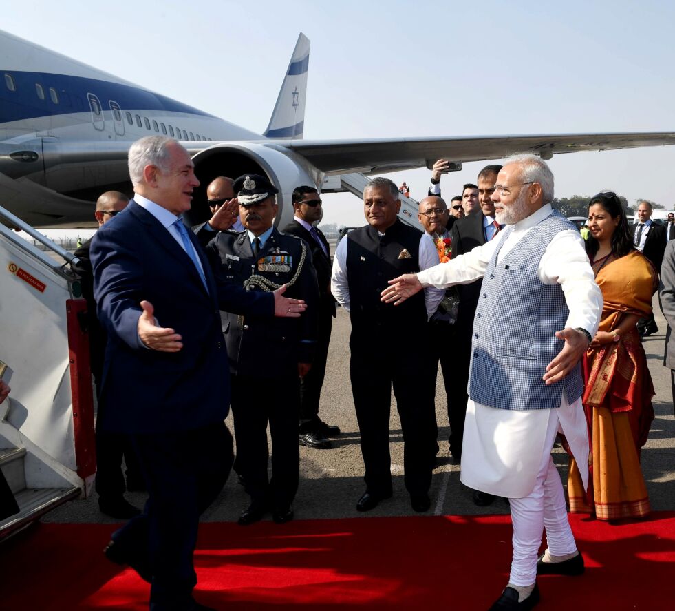 Netanyahu tas imot av Indias statsminister Modri p åflyplassen i New Delhi.
 Foto: Ashernet
