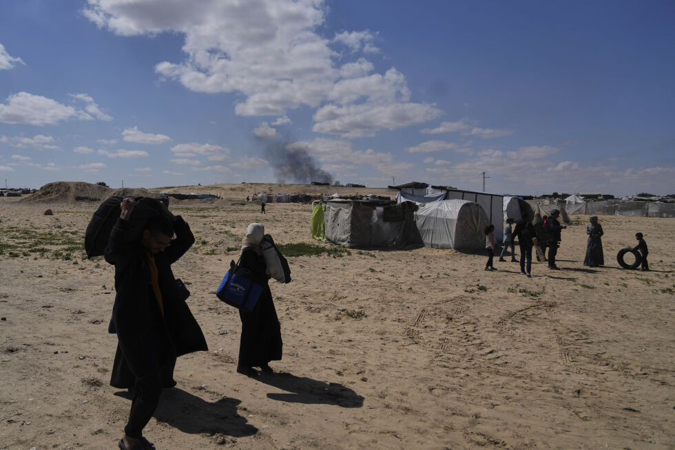 Palestinere som flyktet fra Rafah etter en israelsk evakueringsordre ankommer Khan Younis i mars.
 Foto: Abdel Kareem Hana / AP / NTB