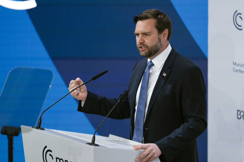 USAs visepresident J.D. Vance rettet fredag kritikk mot Sverige etter at en koranbrenner er blitt dømt, kort tid etter at en annen koranbrenner ble skutt og drept.
 Foto: Matthias Schrader / AP / NTB