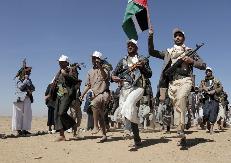 Houthi-krigere marsjerer i en støttemarsj for palestinerne på Gazastripen. Ifølge kilder i AFP og Islamsk hellig krig som nyhetsbyrået AFP har snakket med, møttes høytstående personer i bevegelsene med houthi-topper forrige uke. På møtet skal de blant annet ha diskutert koordinering av ytterligere antiisraelske aksjoner.
 Foto: AP / NTB