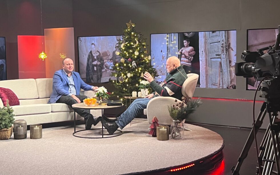 JULENS KJÆRLIGHET: TV Visjon Norge er i gang med årets julepakkeaksjon til Moldova. Her er pastor Viktor Kulyak i samtale med Jan Hanvold.
 Foto: Trine O. Hansen.