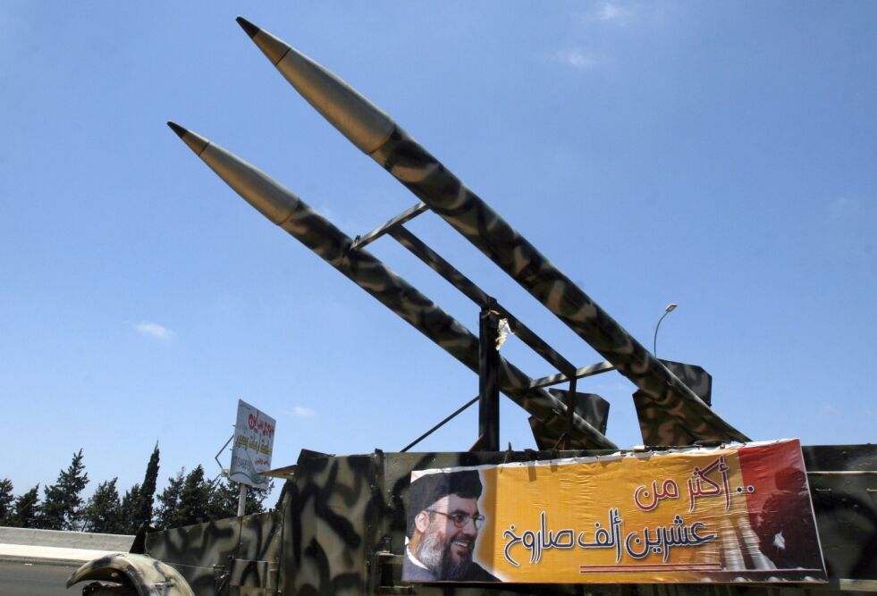 En plakat på et pansret kjøretøy i Libanon viser Hizbollah-leder Hassan Nasrallah. Den arabiske teksten betyr "Mer enn tjue tusen missiler."
 Foto: Mohammed Zaatari/NTB Scanpix