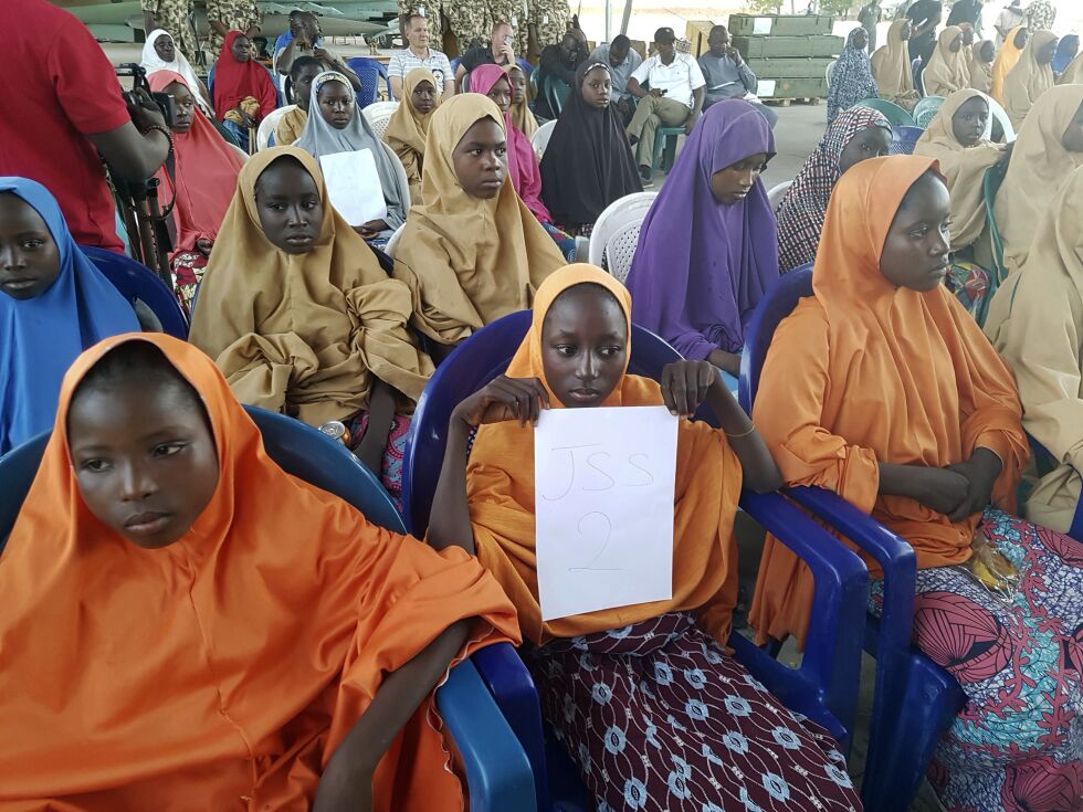 104 av de 110 jentene er frigitt og deltok onsdag under en seremoni. Fem skal være døde, mens den siste holdes tilbake av Boko Haram fordi hun ikke vil la seg konvertere til islam. Foto: AP / NTB scanpix
