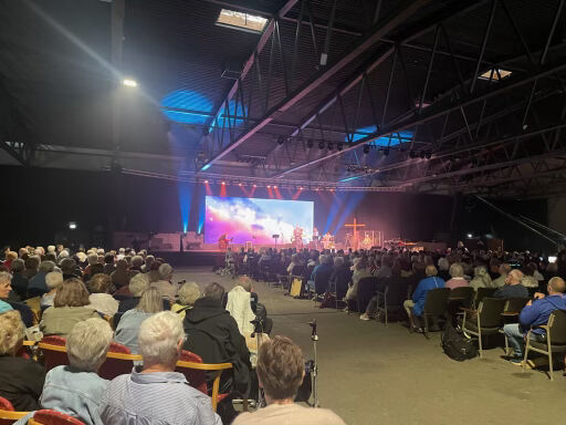 Det var seminar på Østerbo. I øsende, pøsende regnvær hadde en betydelig gruppe funnet frem til den store hallen.
 Foto: Anita A. Sæle