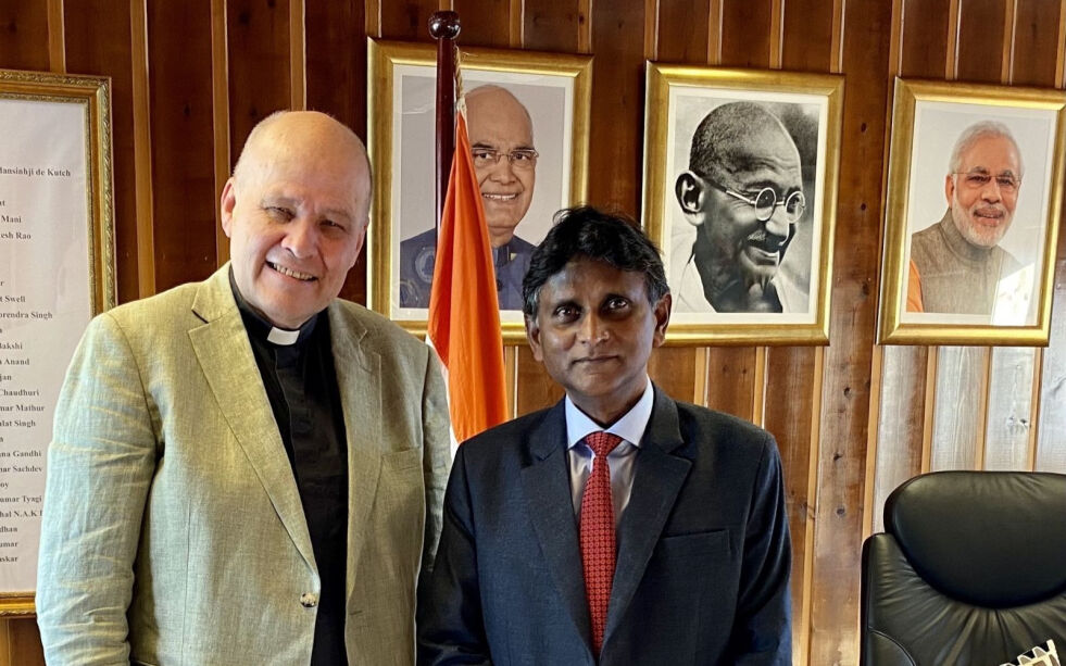 Jan-Aage Torp (t.v.) er invitert til India av Indias utenriksdepartement. Her er han sammen med Indias ambassadør til Norge, Bala Bhaskar.
 Foto: EAL