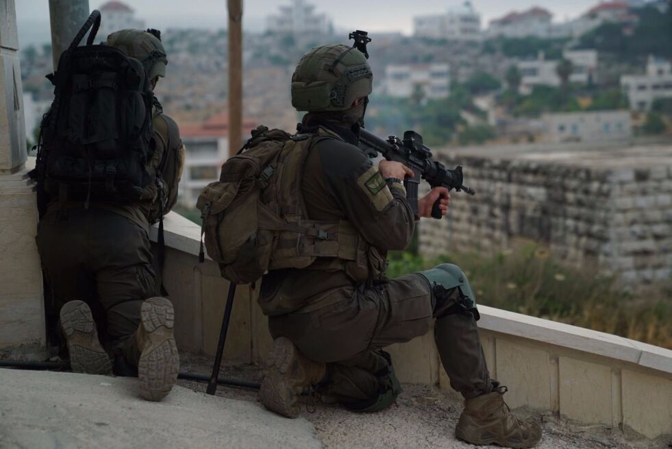 Israelske sikkerhetsstyrker pågrep de to palestinske mennenes om var mistenkt for en skyteepisode i forrige uke.
 Foto: IDF/TPS