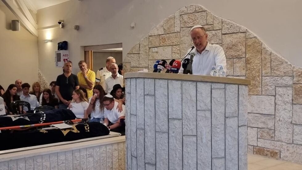 Leo Dee talte i begravelsen til døtrene Maya og Rina 9. april 2023, som ble drept i et palestinsk terrorangrep. Rabbi Dees kone Lucy døde av skadene sine dagen etter at Maya og Rina ble gravlagt.
 Foto: Meir Elipur/TPS