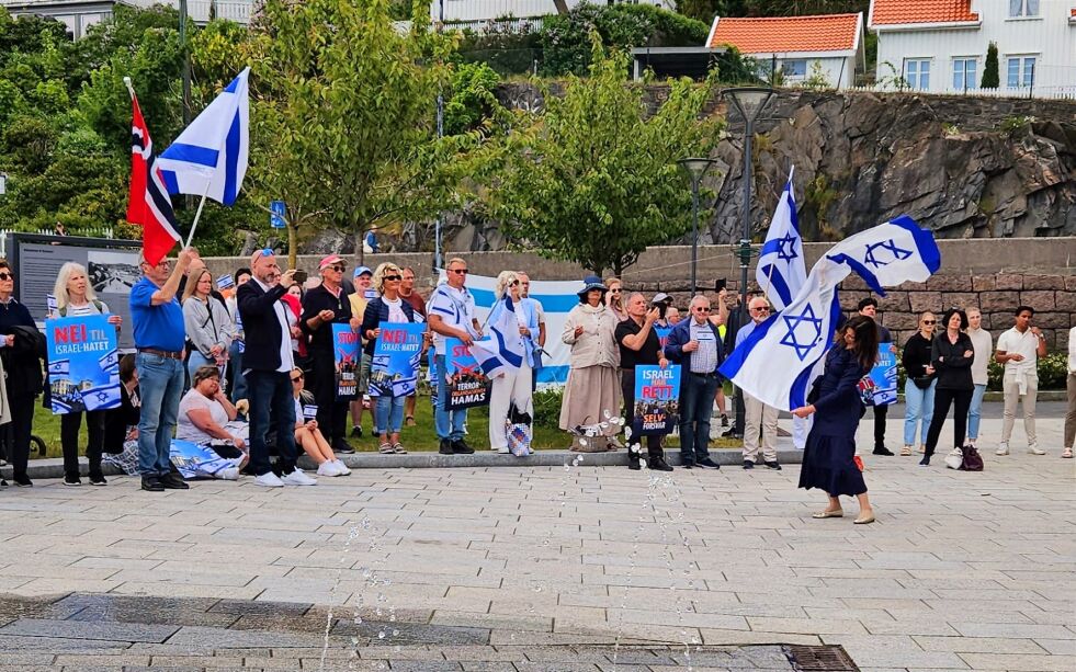 GRIMSTAD: Reidun Songe danset med israelske flagg da Hatikvah ble sunget i Grimstad.
 Foto: Linda Stålesen Brottveit