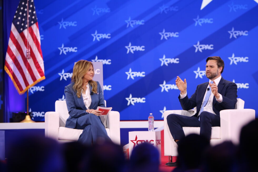 CPAC 2025: Visepresident J. D. Vance i samtale med Mercedes Schlapp fra American Conservative Union, organisasjonen som står bak CPAC.
 Foto: Trine Overå Hansen